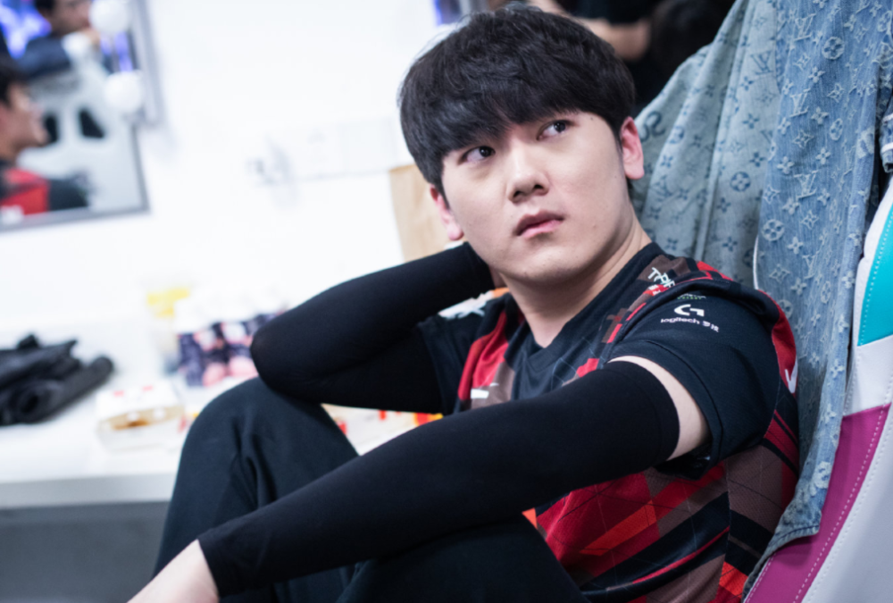 他坚持自己 他坚持自己